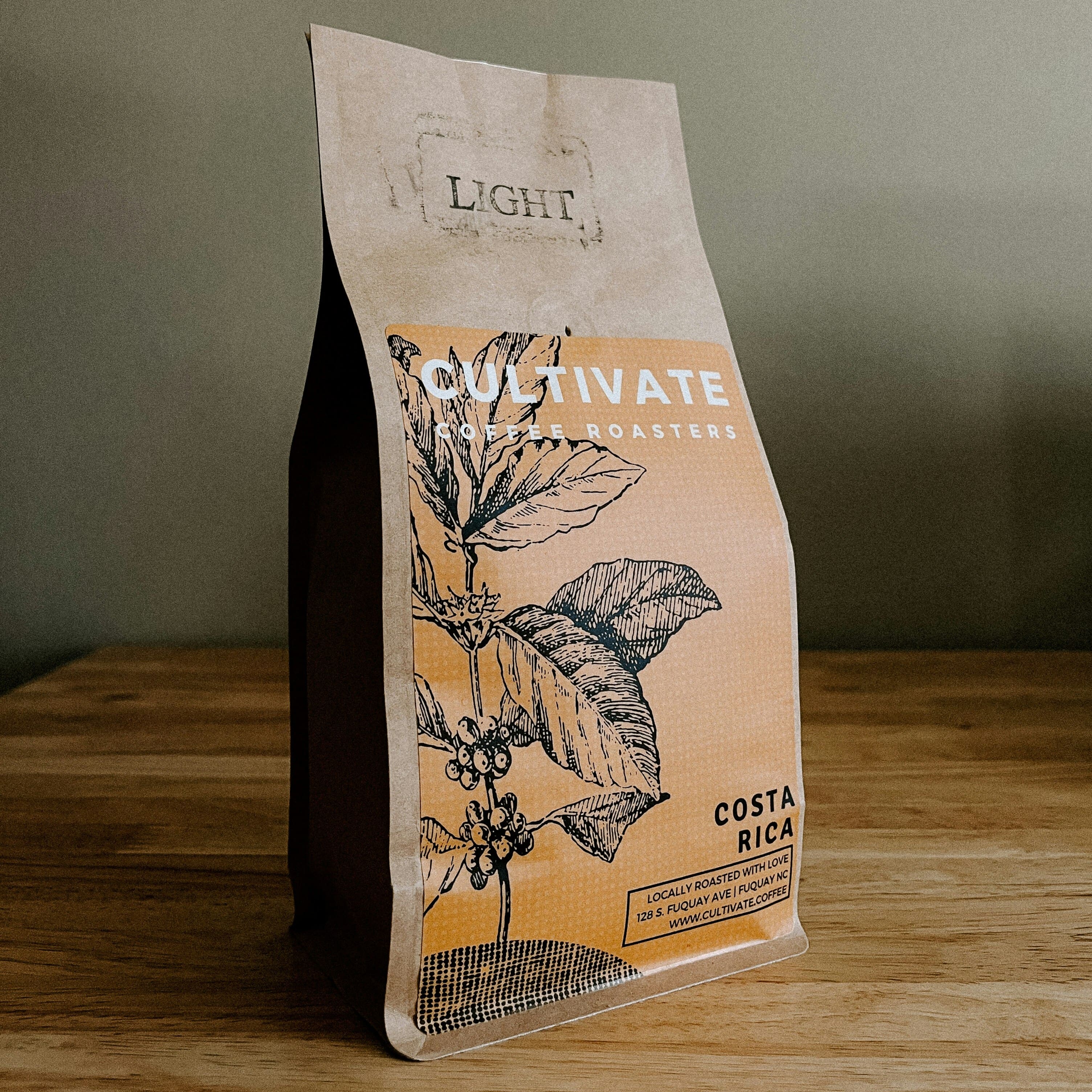 Sac de café sur une table