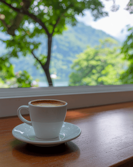Taza de café en una terraza con vista a un bosque