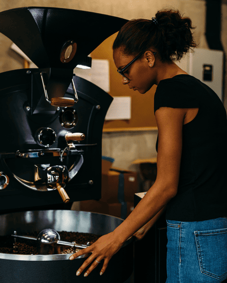Mujer tostando café en su taller